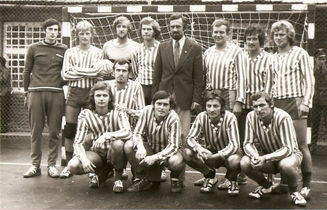 Lata 70-te... od lewej: J.Adamski, W. Całka, R. Machaj, J. Kuźniar, trener J. Kurkiewicz, J. Furmański, (?), (?)Osinka, poniżej:A. Przeklasa, A. Broszkiewicz, K. Bacik, W. Wnęk, St. Żabczyński.